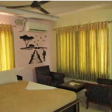 Maruthi Residency Inn & Restaurant Hyderabad Exterior photo